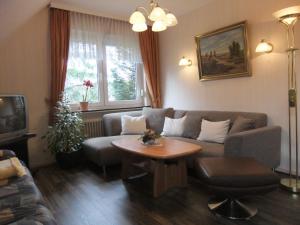 een woonkamer met een bank en een tafel bij Ferienwohnungen Liedtke in Behringen