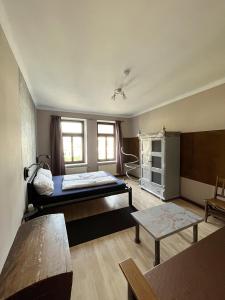 um quarto com uma cama e uma mesa em Homeplanet Hostel em Leipzig