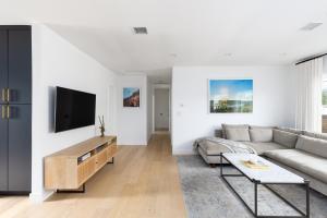 un soggiorno con divano e TV di Beautiful 3 bedroom in Mar Vista a Los Angeles
