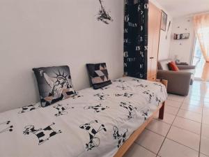 Posteľ alebo postele v izbe v ubytovaní Studio cosy avec jardinet, parking privatif et WiFi gratuit - Proche Thermes et Étang de Thau - FR-1-503-148