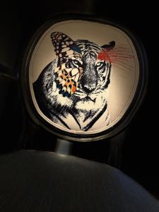 a mirror with a picture of a cat with a butterfly on it at Richard Lequet Domaine gastronomique du Val d Atur in Boulazac