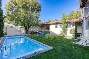 een tuin met een zwembad en een huis bij MT.1937 in Condrieu