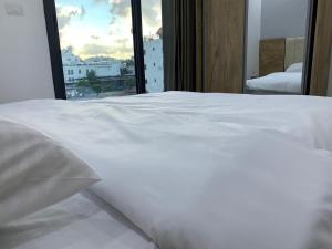Postel nebo postele na pokoji v ubytování رويال جروب اربد Royal Group Hotel