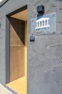 un bâtiment avec un panneau sur son côté dans l'établissement Scavi 32, à Ercolano