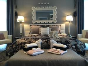 a bedroom with a large bed with towels on it at Suite Couture in Ernestviller
