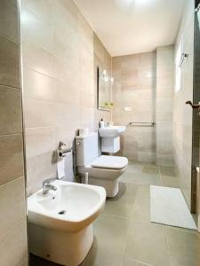 a bathroom with a white toilet and a sink at Apartamento Cerca del Mar y aeropuerto in Alicante