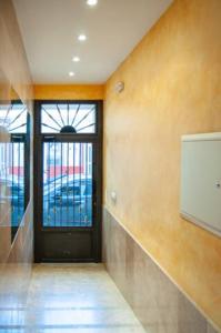 a hallway with a door in a building at Apartamento Cerca del Mar y aeropuerto in Alicante