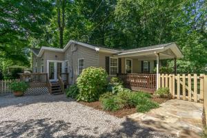 ein kleines Haus mit einem Zaun und einer Veranda in der Unterkunft Charming Pet-Friendly Cottage Walkable to Town! in Black Mountain