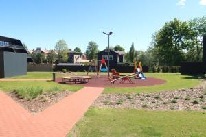 un parque con mesa de picnic y parque infantil en Artisa Riia Str 20a Luxury 2BR Penthouse Apartment, en Tartu