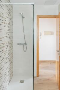 a shower with a glass door in a bathroom at Piso en el puerto con vistas al Mar+Wifi+ SmartTv in Burela de Cabo