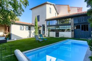 une maison avec une piscine dans la cour dans l'établissement MT.1937, à Condrieu