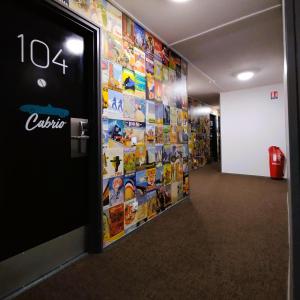 um corredor com uma parede de imagens na parede em hotelF1 Lyon Bourgoin-Jallieu em LʼIsle-dʼAbeau