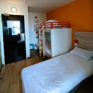 Postel nebo postele na pokoji v ubytování hotelF1 Lyon Bourgoin-Jallieu