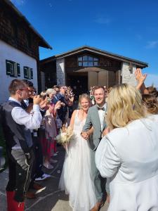 Una novia y un novio caminando por el pasillo en su boda en Christophorushütte am Feuerkogel, en Ebensee