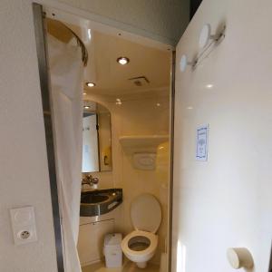 uma pequena casa de banho com WC e lavatório em hotelF1 Lyon Bourgoin-Jallieu em LʼIsle-dʼAbeau