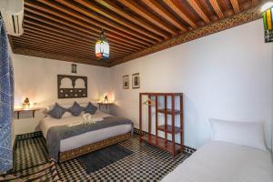 Llit o llits en una habitació de Riad Dar Omar
