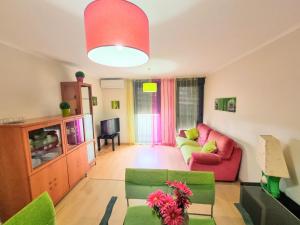 un soggiorno con un divano e un tavolo di Apartamento Sol e Praia - T2 na Praia de Monte Gordo a Monte Gordo Altre 18 foto