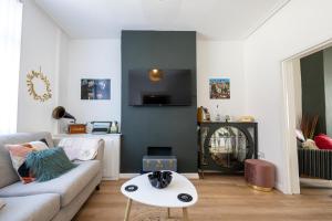a living room with a couch and a table at Air Host and Stay - Earp House 3 bedroom, sleeps 7, mins from train in Liverpool