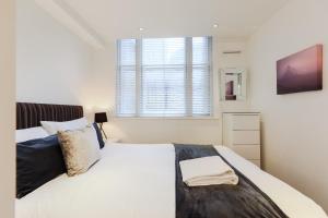 En eller flere senge i et værelse på Olympic Park Apartments