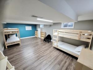 オリリアにあるCountryside Farm Estate - Bnbの二段ベッド3台と椅子が備わる客室です。