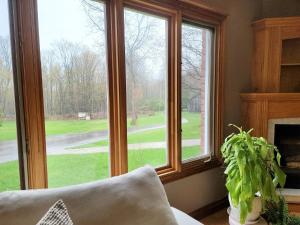 uma sala de estar com uma janela com vista para um quintal em Countryside Farm Estate - Bnb em Orillia