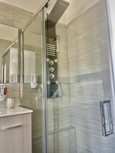 eine Dusche mit Glastür im Bad in der Unterkunft B&B UN POSTO AL MARE San Salvo Marina in San Salvo