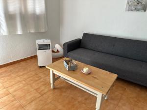 salon z kanapą i stolikiem kawowym w obiekcie Apartamento renovado en Puerto de la Cruz w Puerto de la Cruz