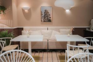 uma sala de estar com duas mesas e um sofá em nook x Seepalais Boutique Hotel em Bad Saarow