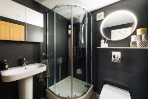 a bathroom with a glass shower and a sink at Herts Haven, Luxury 2 Bedroom En Suite Barn With Beautiful Views, Free Parking, PS5 & More! in Hemel Hempstead