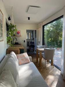 sala de estar con sofá y mesa en Cozy Cabins I Tiny House Seecontainer, en Hahnenklee-Bockswiese