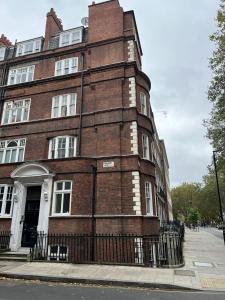 a red brick building on the corner of a street at 3-Bed Flat Central London, 6 Min Walk from King's Cross Station in London