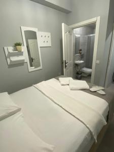 ein weißes Bett in einem Zimmer mit Bad in der Unterkunft Kadıköy Miski Amber in Istanbul