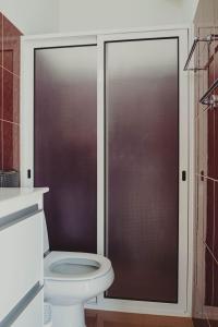 Łazienka z toaletą i szklanymi drzwiami prysznicowymi w obiekcie Casa Estrelicia w mieście Ponta do Sol +14 zdjęć