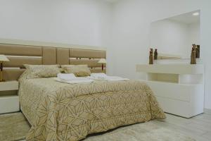 1 dormitorio blanco con 1 cama con colcha grande en Casa Estrelicia en Ponta do Sol
