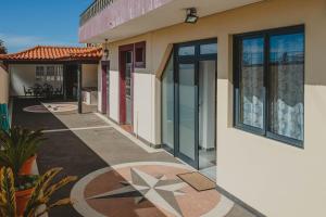 un edificio con una estrella pintada a un lado. en Casa Estrelicia en Ponta do Sol