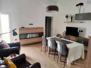 ein Wohnzimmer mit einem Tisch und Stühlen in der Unterkunft Casa di Mattia in San Cesario di Lecce