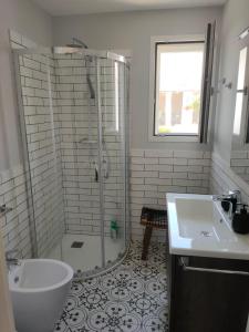 ein Bad mit einer Dusche und einem Waschbecken in der Unterkunft Casa di Mattia in San Cesario di Lecce