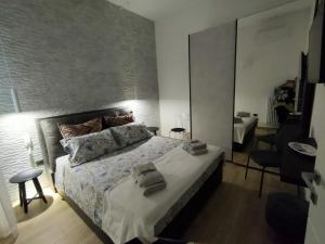 ein Schlafzimmer mit einem großen Bett und einem Spiegel in der Unterkunft Casa di Mattia in San Cesario di Lecce