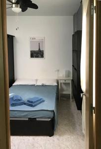 Un dormitorio con una cama con toallas azules. en Calle Salinas 6, en Fuengirola