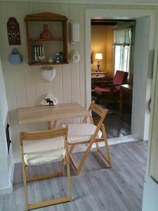 a table and chairs in a room with a living room at Telemark Inn - Hytte in Hauggrend