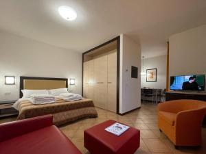 a hotel room with a bed and a tv at Residence le Polle in Riolunato