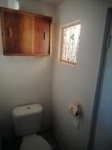 uma pequena casa de banho com um WC e uma janela em Viajes & Vida km0 em San Pedro de Atacama