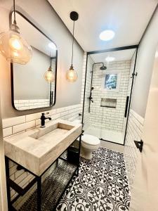 ein Badezimmer mit einem Waschbecken, einem WC und einem Spiegel in der Unterkunft Estúdio 196 in Bento Gonçalves