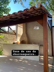 Un cartel que dice taxa be use use da christ superstar en Pousada Dunas Do Peró, en Cabo Frío