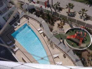 una vista aérea de una piscina con un parque acuático en Valemar, en La Serena