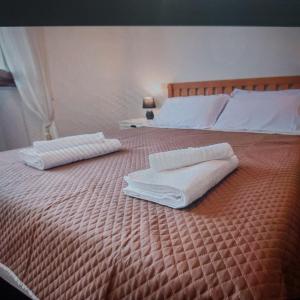sypialnia z 2 białymi ręcznikami na łóżku w obiekcie Appartamento In residence w mieście Perugia