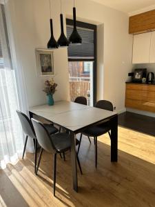 Kuchyňa alebo kuchynka v ubytovaní OLIMPIC Apartament Klimatyzacja Garaż Winda Suwałki + 37 fotografií