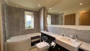 Ένα μπάνιο στο Myrtles Barn Amazing Renovated 2 Bed No Guest Fee +30 φωτογραφίες