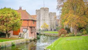 a house and a river in front of a castle at Myrtles Barn Amazing Renovated 2 Bed No Guest Fee in Kent