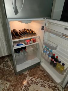 an open refrigerator filled with lots of drinks at apartamento para turistas Solangel in San Gil